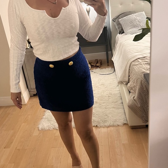 ZARA TEXTURED MINI SKIRT MEDIUM BUT RUN LIKE SMALL LIKE NEW - Picture 6 of 7